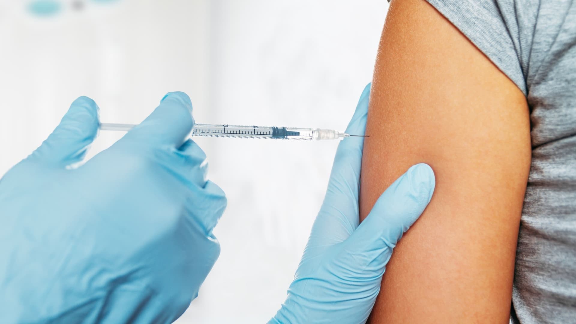 Dermatiti e vaccini anti SARS-COV-2: cosa dicono le principali società scientifiche