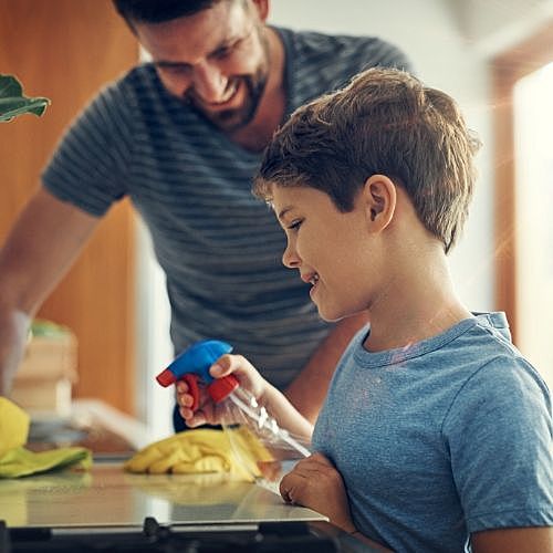 Papà e figlio che puliscono la casa
