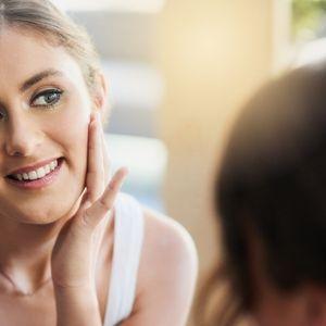 donna che si guarda allo specchio e non ha più acne