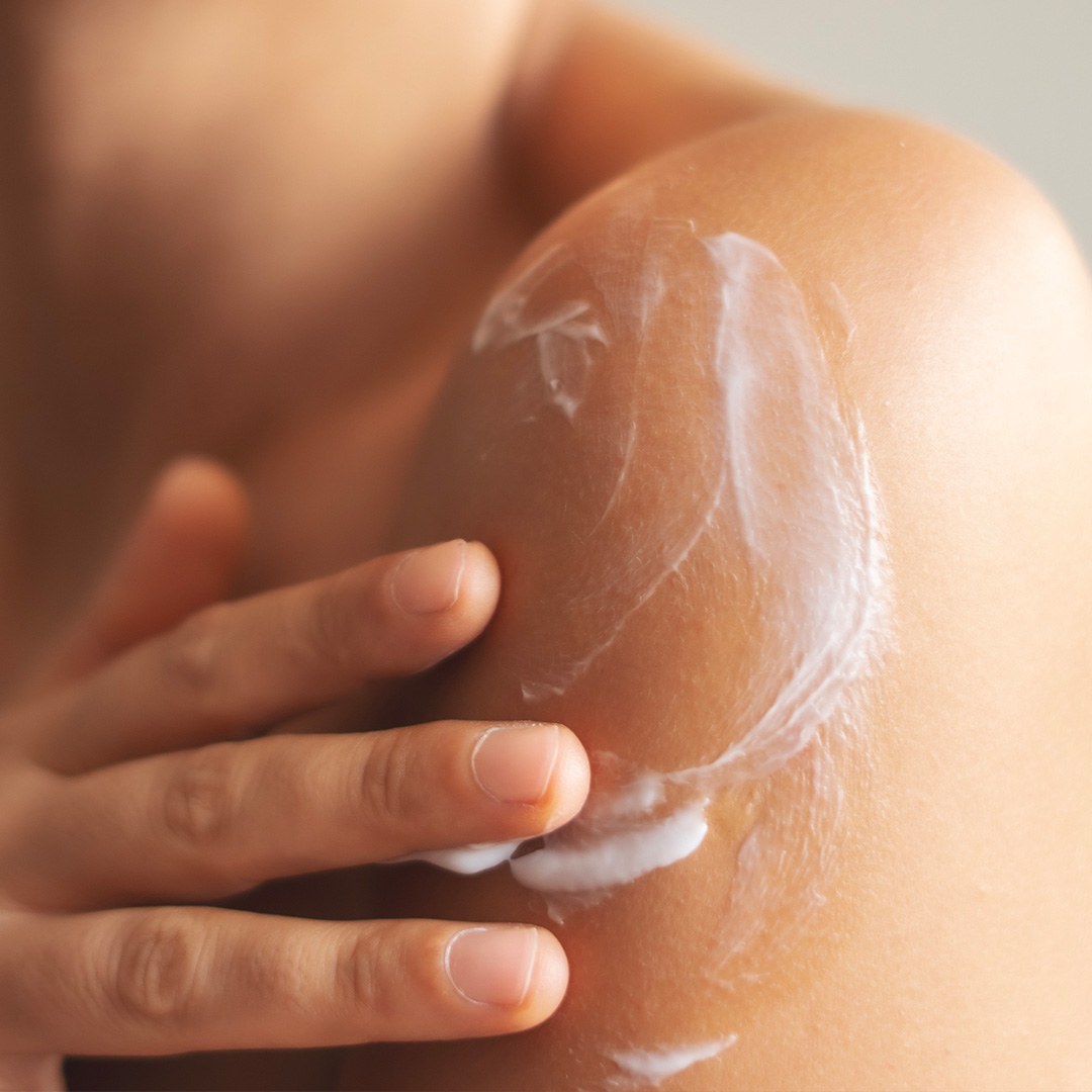 Immagine che raffigura una donna che si idrata la pelle