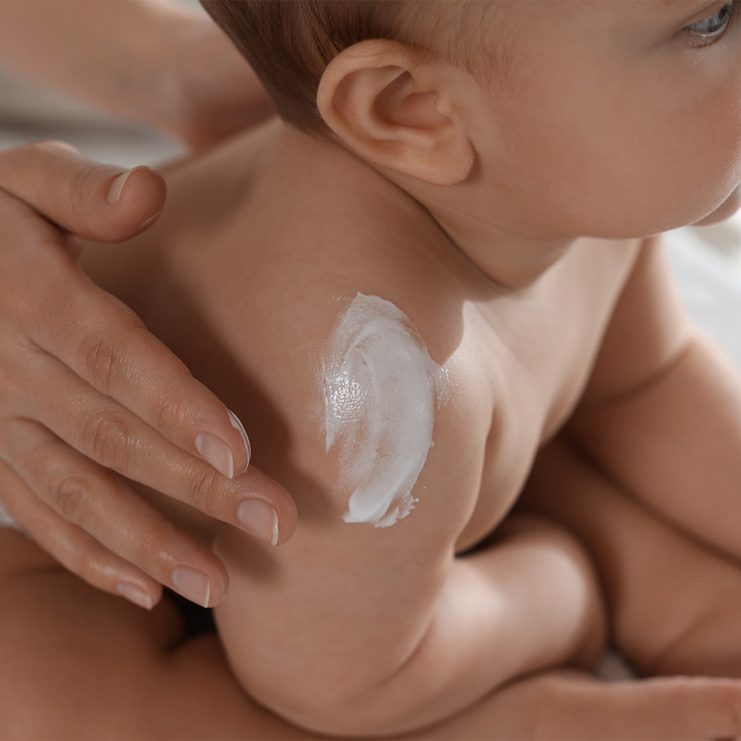 Immagine che raffigura un bambino con crema idratante
